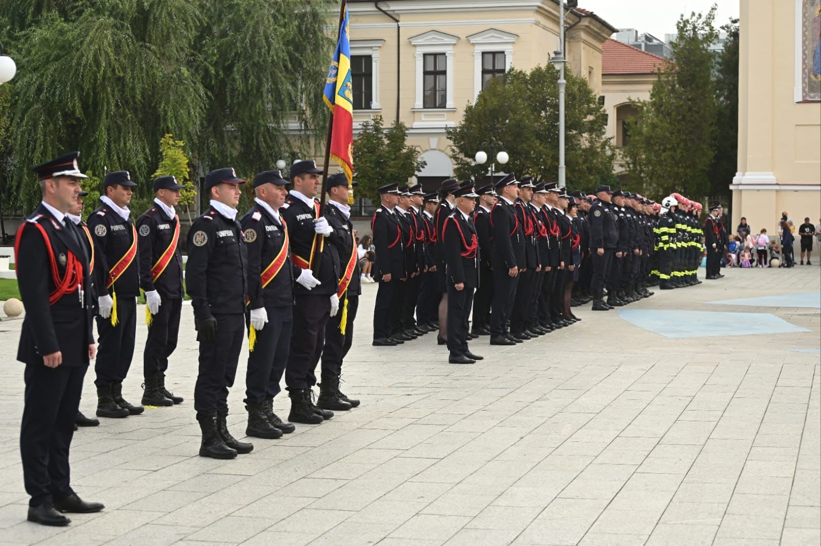47 de cadre militare de la ISU Arad înaintate în grad în timpul ceremoniei 47 de cadre militare de la ISU Arad înaintate în grad în timpul ceremoniei