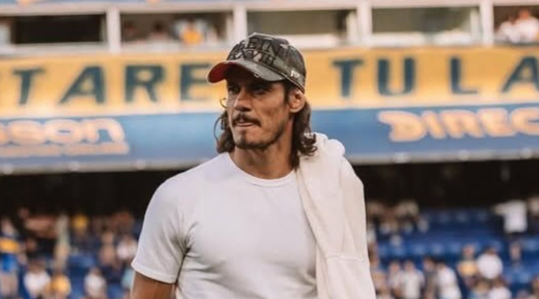 Edison Cavani semnând cu Lecce în Serie A Edison Cavani semnând cu Lecce în Serie A