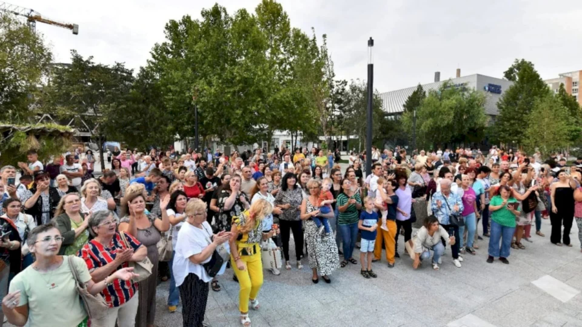 Spectatori la concert în Piațeta Favorit, scena cu Julie Mayaya în aer liber Spectatori la concert în Piațeta Favorit, scena cu Julie Mayaya în aer liber