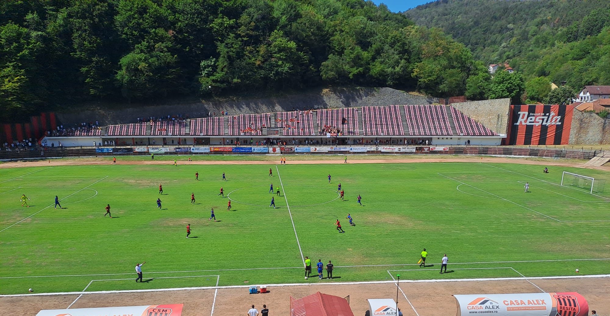 Fotbal în teren, jucători în acțiune, stadion din România