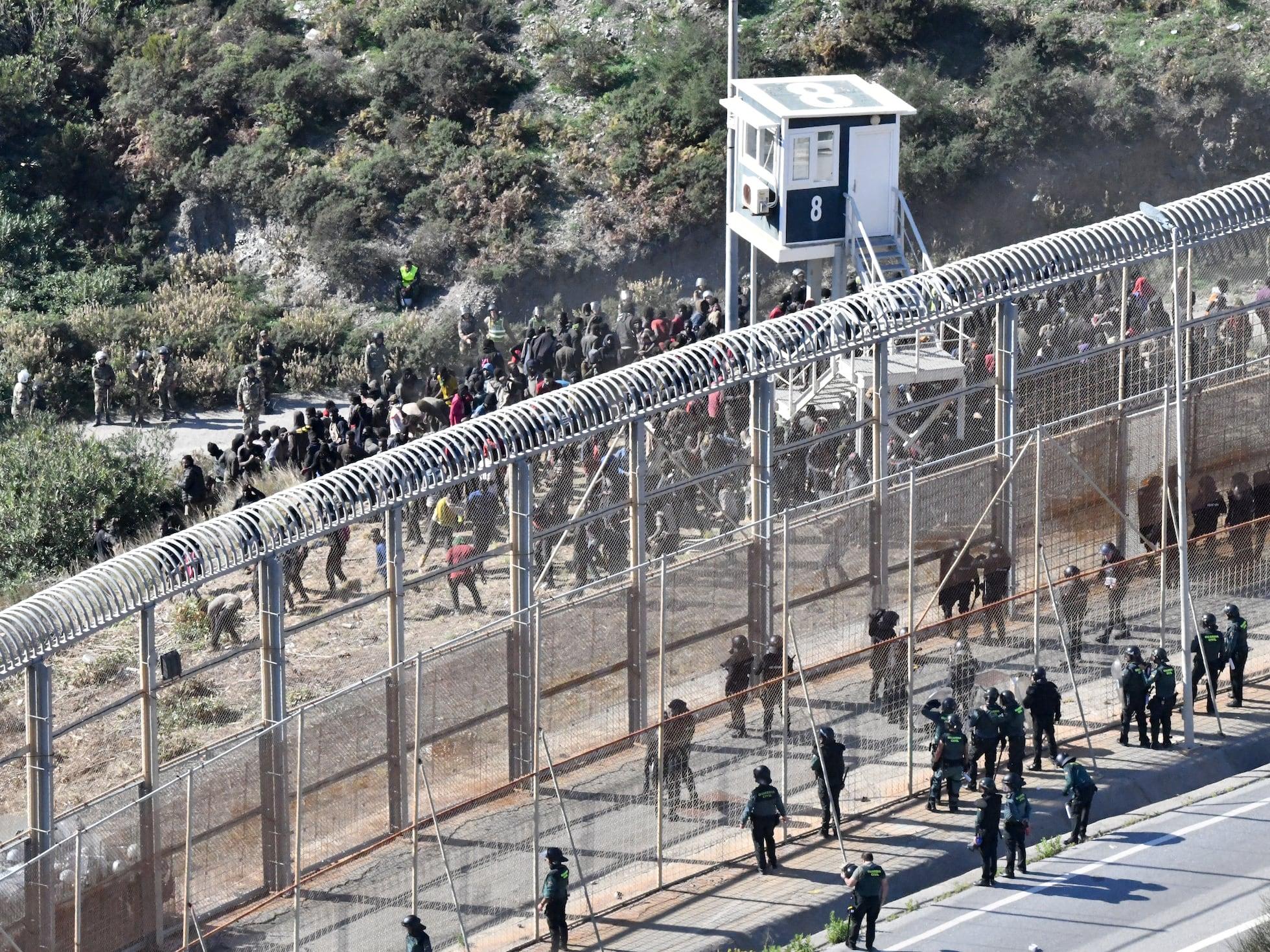 Poliție și migranți în apropierea frontierei din Ceuta, situație tensionată Poliție și migranți în apropierea frontierei din Ceuta, situație tensionată