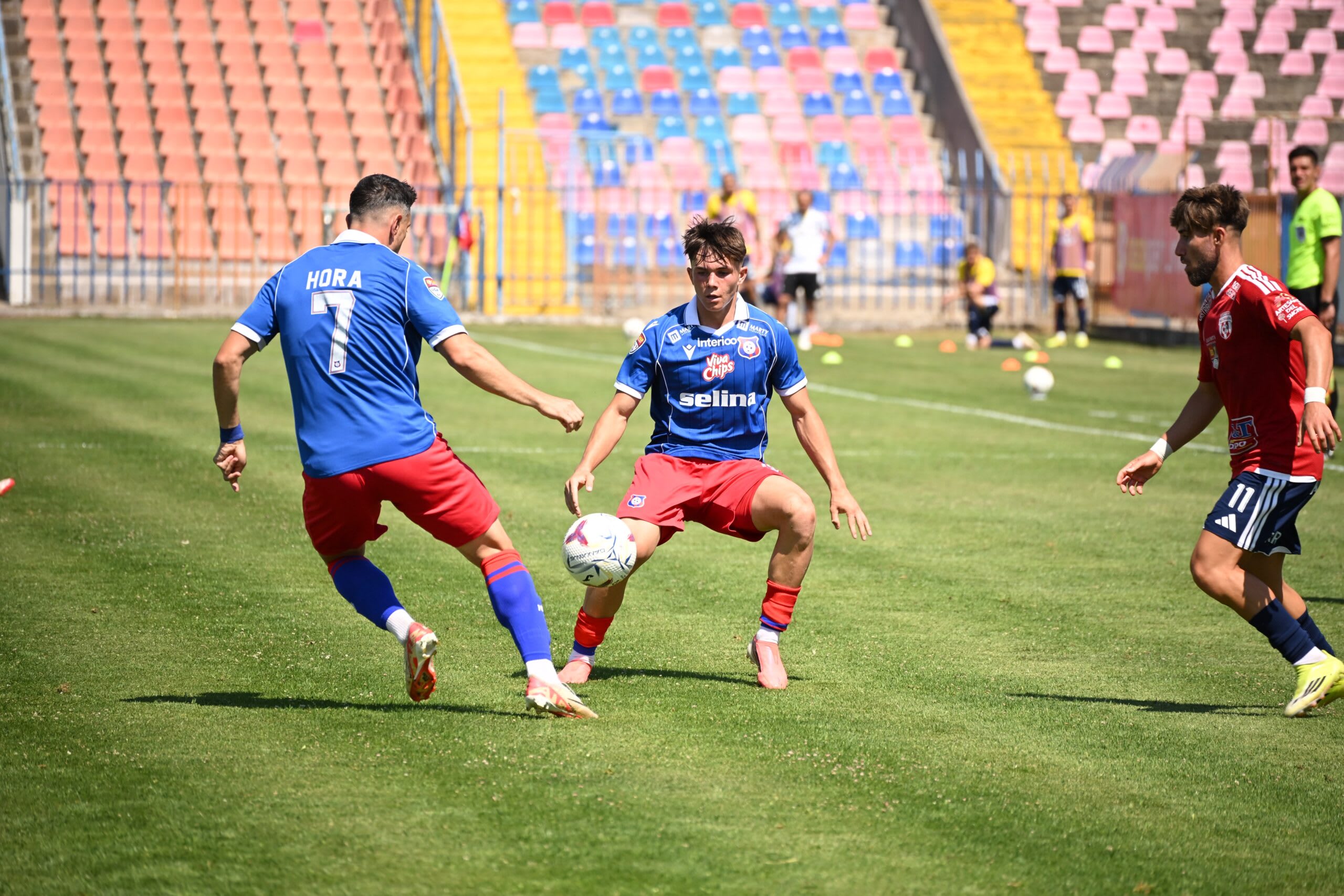 Fotbal în teren cu jucători în acțiune pe stadionul "Iuliu Bodola"
