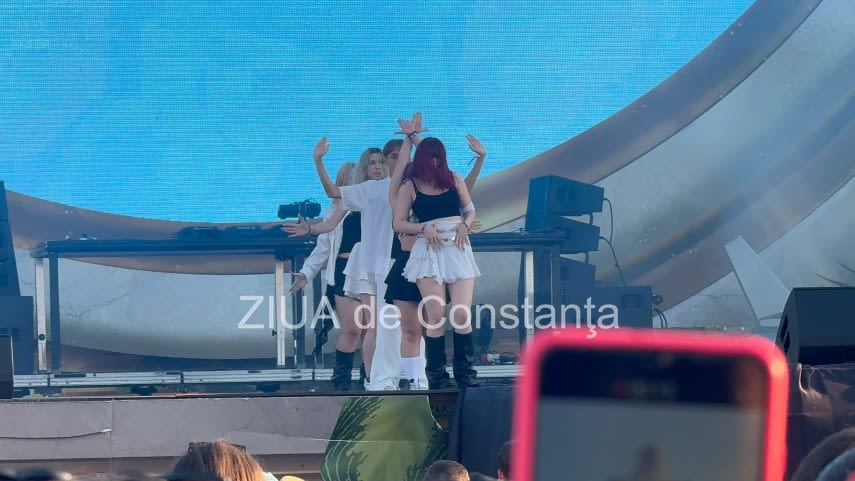 Artiști și dansatori coreeni pe scenă la NIBIRU Arena