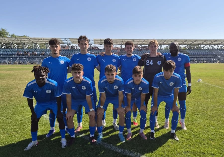 Jucători de fotbal în acțiune pe terenul stadionului din Santandrei Jucători de fotbal în acțiune pe terenul stadionului din Santandrei