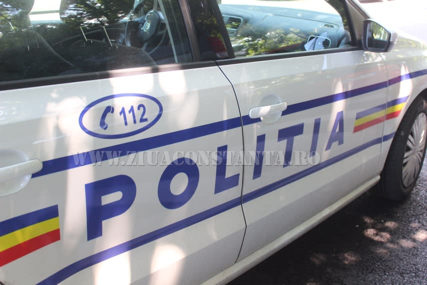 Mașină avariată după impactul cu copacul în Buzău
