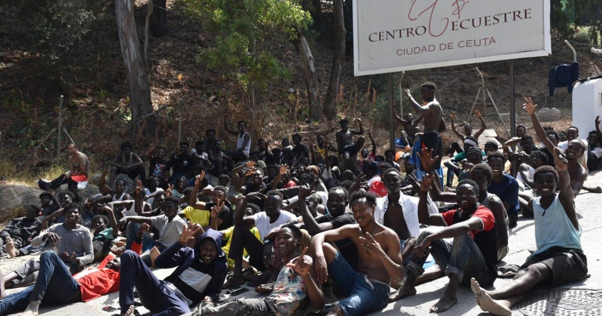 Stare de urgență în Ceuta după valul de migranți: locuitorii s-au baricadat în case