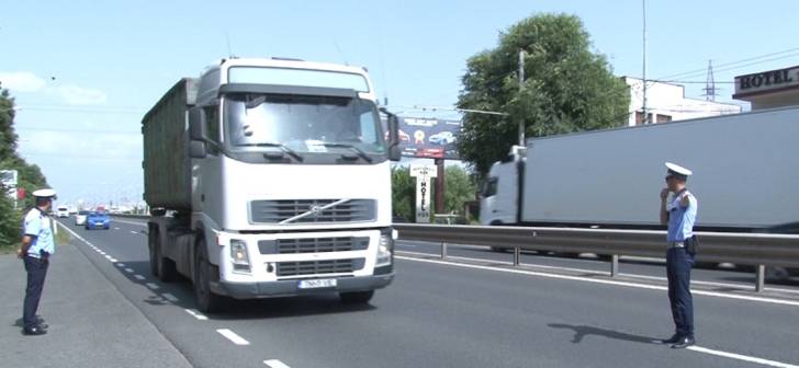 Camioane pe autostradă în timpul caniculei, temperaturi ridicate în vestul României