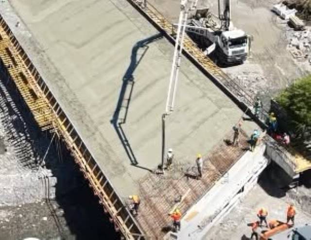 Lucrări de construcție pe șantierul noului pod de la Brădet, muncitori și echipamente Lucrări de construcție pe șantierul noului pod de la Brădet, muncitori și echipamente
