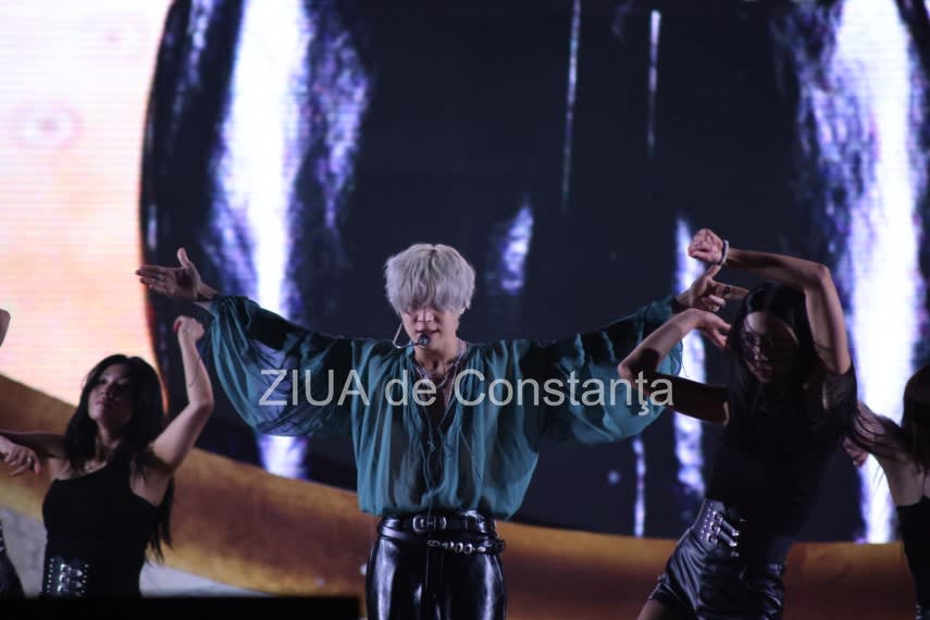 Spectacol de muzică K-pop cu artiști pe scenă la NIBIRU Arena