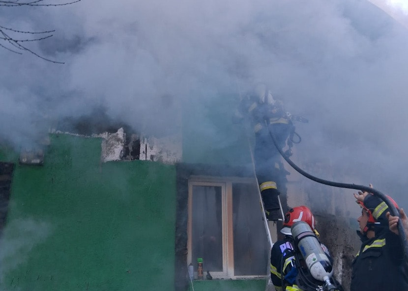 Pompieri în acțiune stingând un incendiu la o casă din Cașva Pompieri în acțiune stingând un incendiu la o casă din Cașva