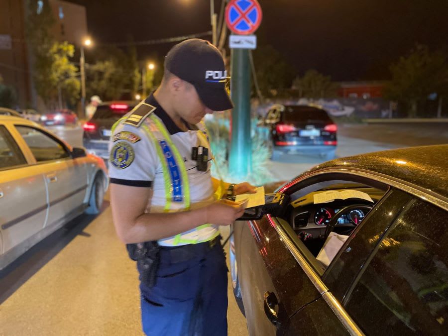 Polițiști rutieri urmărind un șofer în Costinești, acțiune de control rutier