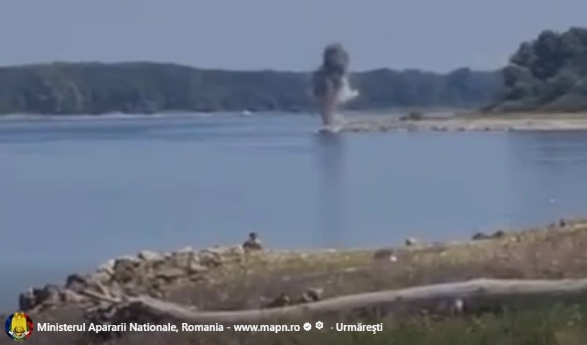 Specialiști ai MAPN executând detonare controlată în albia brațului Bala