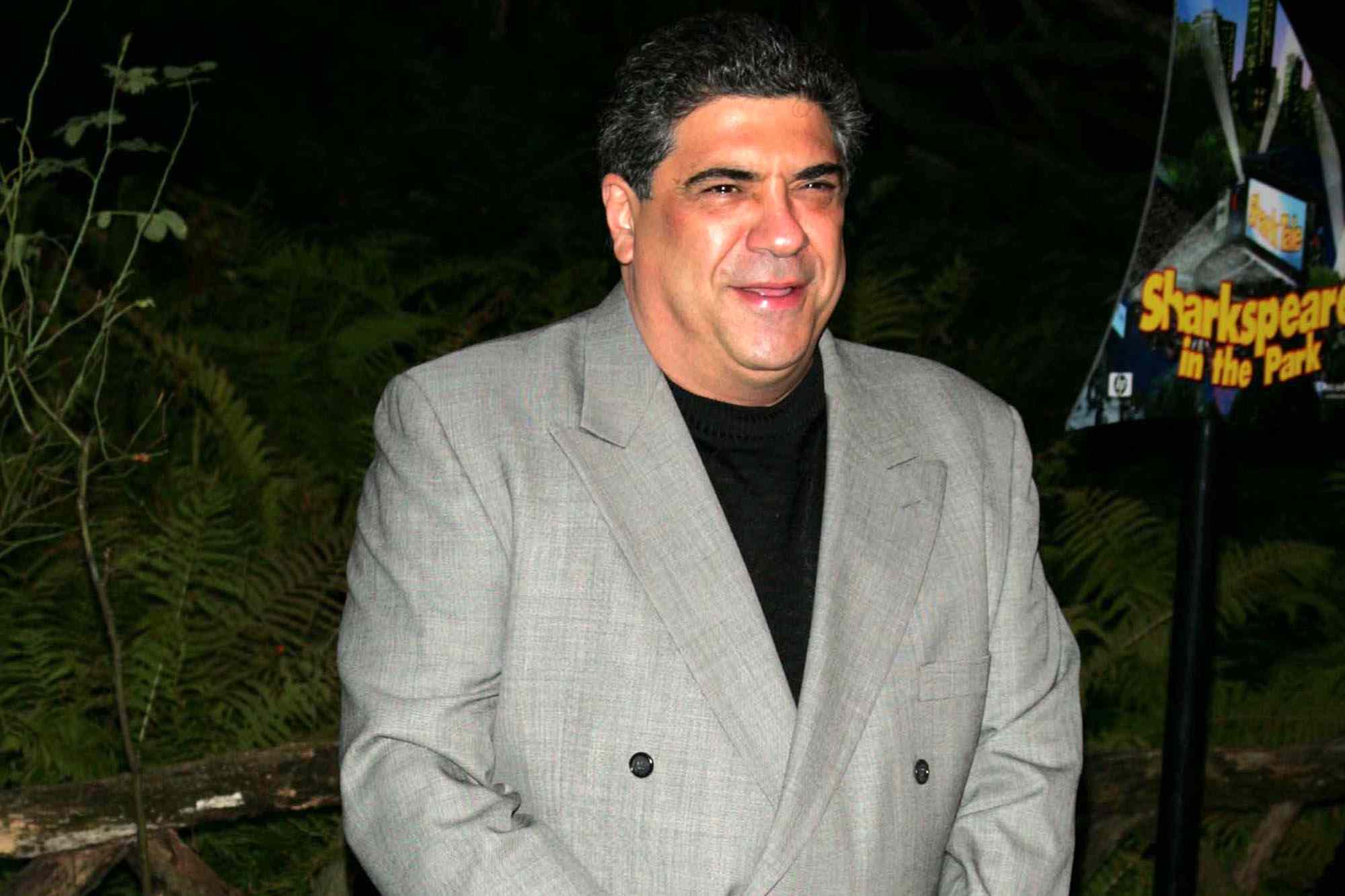 Vincent Pastore în rolul lui Big Pussy în serialul Clanul Soprano Vincent Pastore în rolul lui Big Pussy în serialul Clanul Soprano
