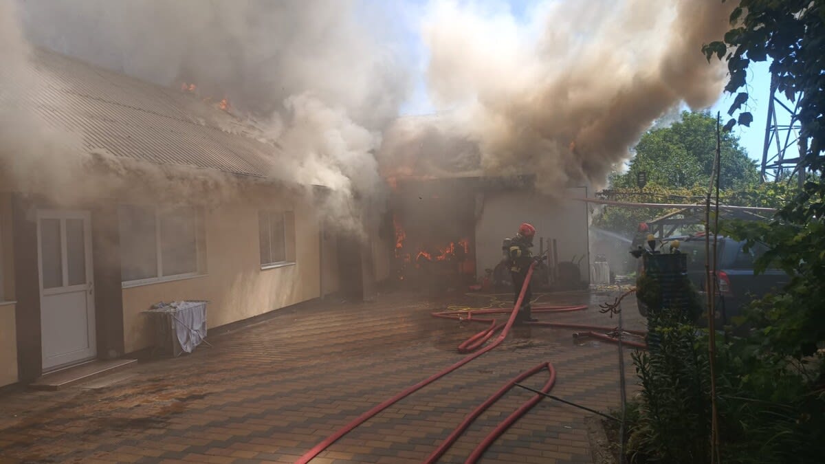 Pompieri intervenind la un incendiu Pompieri intervenind la un incendiu