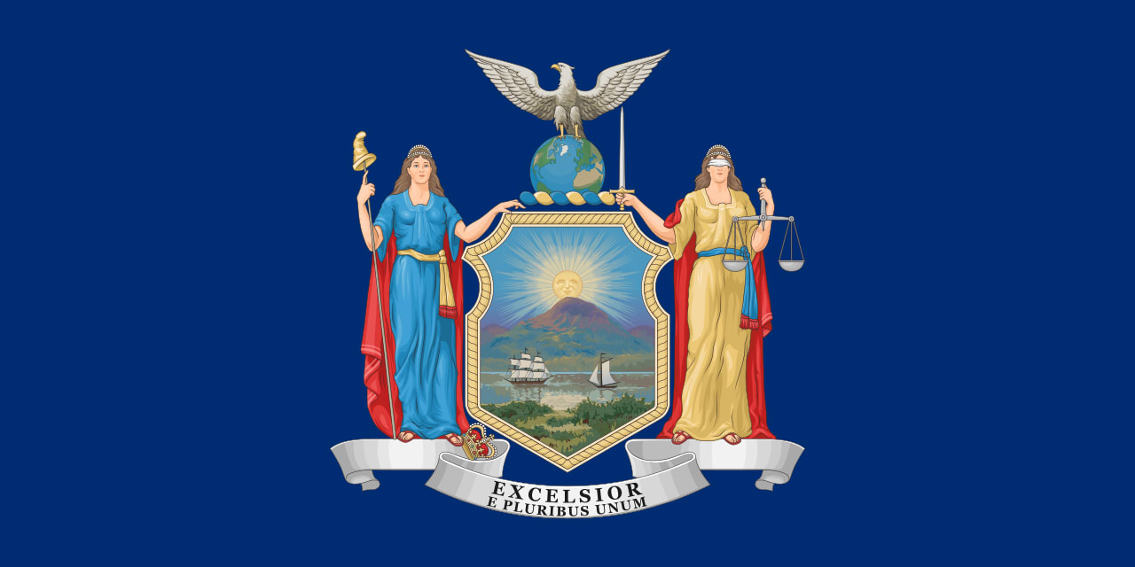 Clienți folosind case de autoservire în supermarket din New York