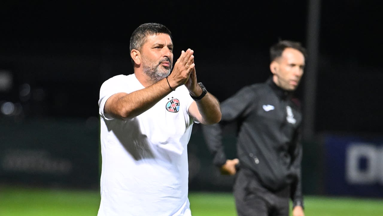 Marius Baciu în conferință de presă, echipament sportiv, stadion Marius Baciu în conferință de presă, echipament sportiv, stadion