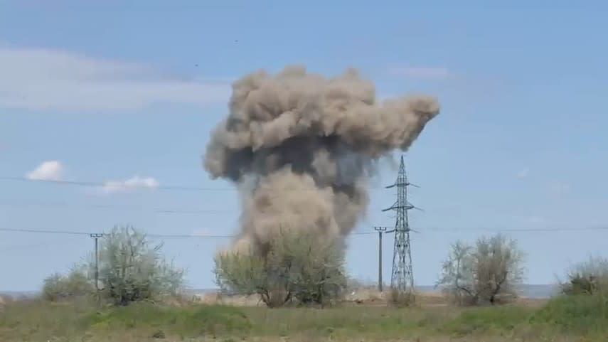 Echipaj de pompieri verificând resturi de dronă în zona Periprava, Tulcea