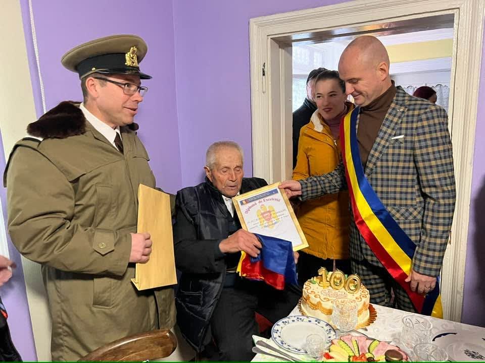 Veteran de război în vârstă de 103 ani, în satul Brădești, comuna Vinderei Veteran de război în vârstă de 103 ani, în satul Brădești, comuna Vinderei