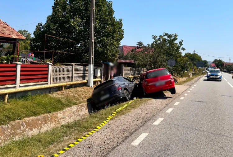 Tineri răniți într-un accident rutier în județul Cluj după manevră neregulamentară
