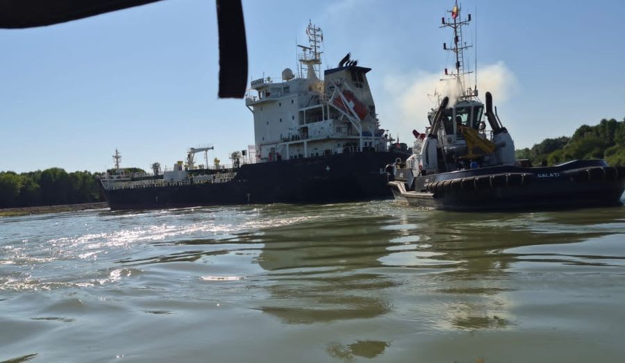 Nava petrolieră eșuată în Canalul Sulina, remorcată pentru inspecții