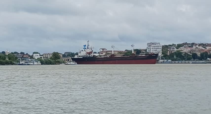 Nava eșuând pe Canalul Sulina cu echipaje de intervenție