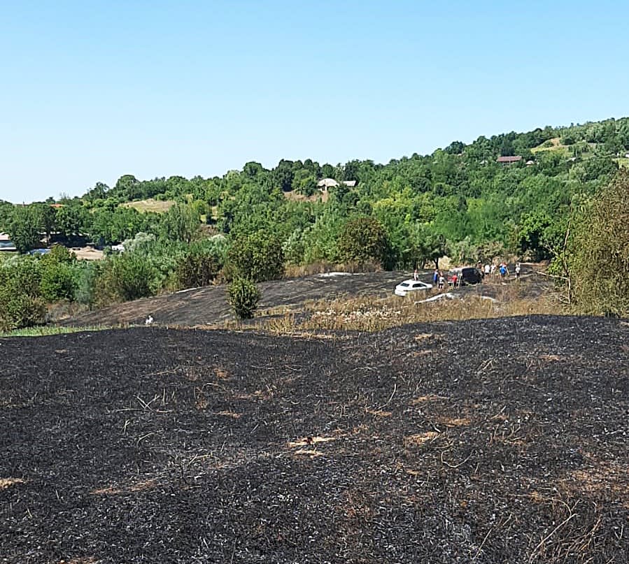 Pompieri în acțiune stingând incendii de vegetație în Huși Pompieri în acțiune stingând incendii de vegetație în Huși