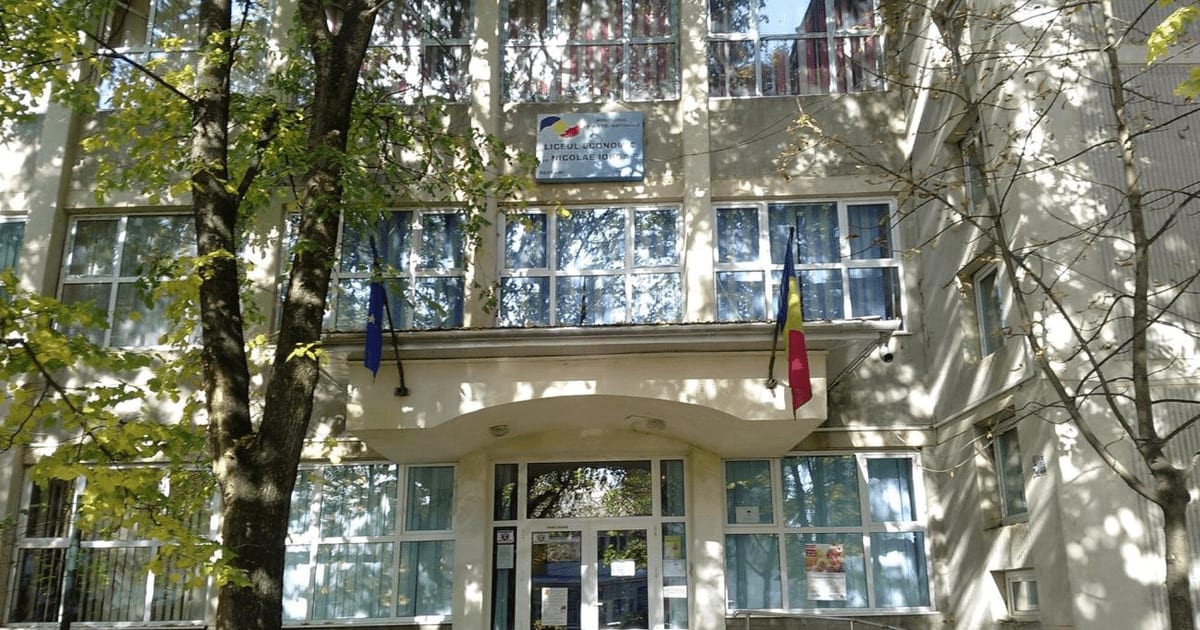 Elevi la liceu tehnologic în Iași Elevi la liceu tehnologic în Iași