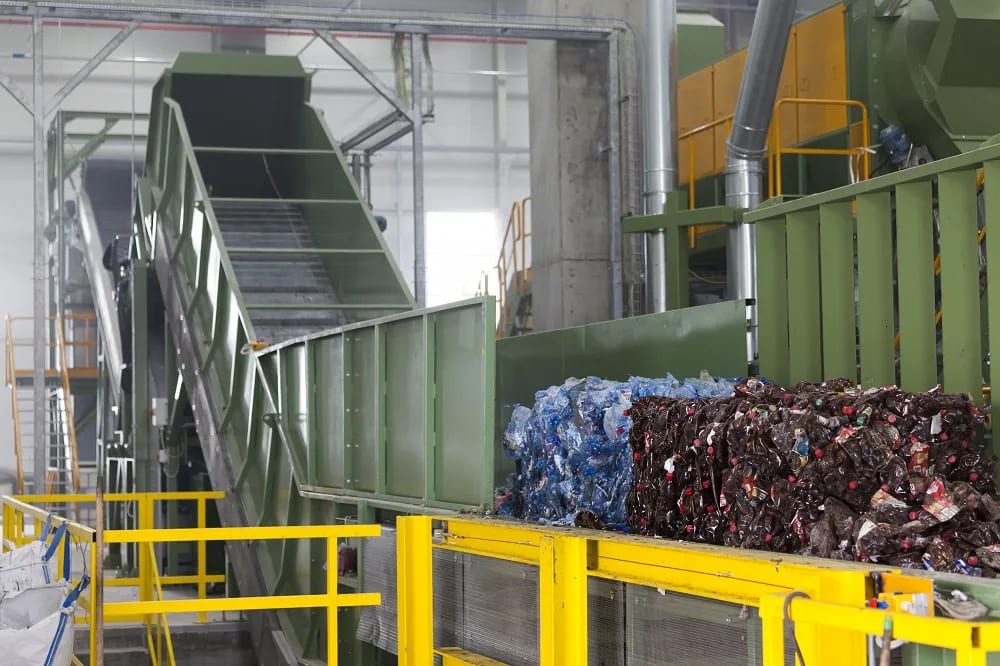 Fabrica GreenTech din Buzău procesând PET pentru reciclare Fabrica GreenTech din Buzău procesând PET pentru reciclare