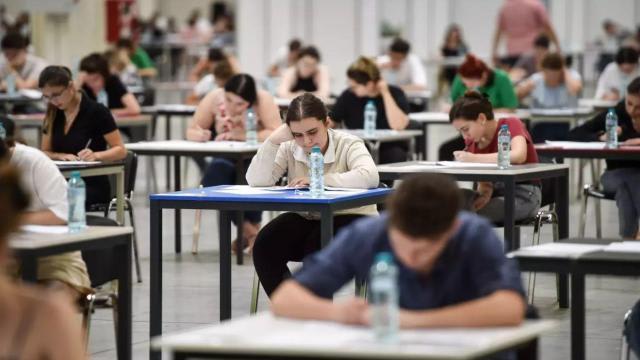 Elevi susținând probele de Bacalaureat în sala de examen Elevi susținând probele de Bacalaureat în sala de examen