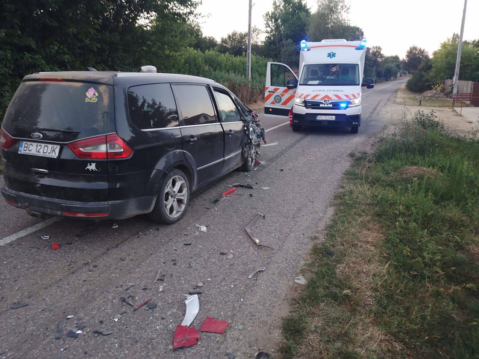 Mașini avariate în accident frontal în satul Fântânele, Puiești Mașini avariate în accident frontal în satul Fântânele, Puiești