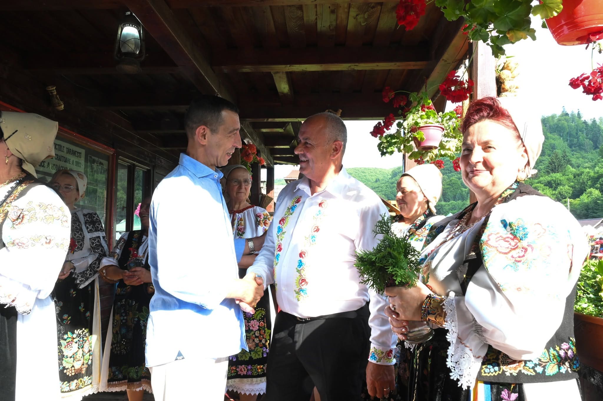 Participanți în costume tradiționale la Festivalul Văii Gurghiului Participanți în costume tradiționale la Festivalul Văii Gurghiului