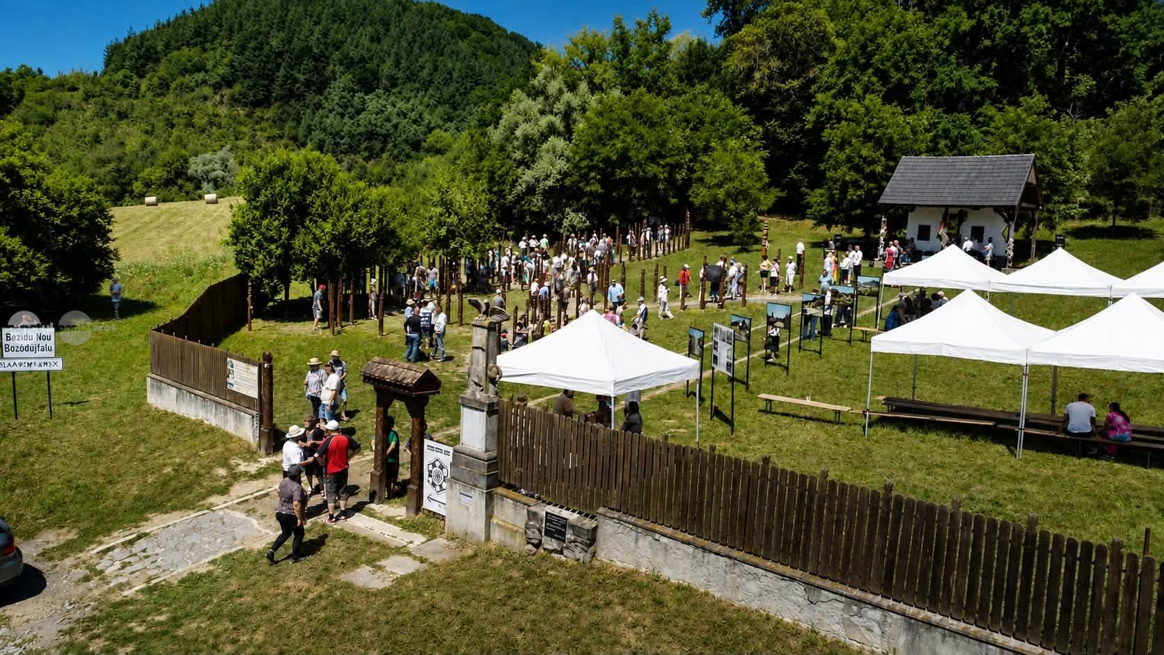Localnici din Bezidul Nou în timpul întâlnirii tradiționale Localnici din Bezidul Nou în timpul întâlnirii tradiționale