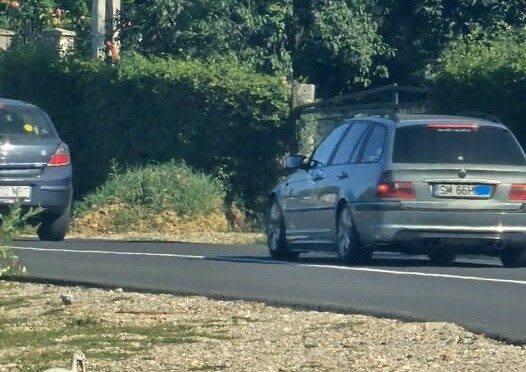 Un șofer cu BMW a încălcat de două ori linia continuă, riscând vieți