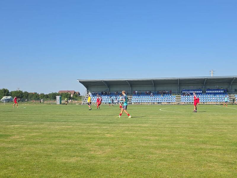 Jucători de fotbal în acțiune pe teren propriu, meci amical Recea vs Minaur Baia Mare Jucători de fotbal în acțiune pe teren propriu, meci amical Recea vs Minaur Baia Mare