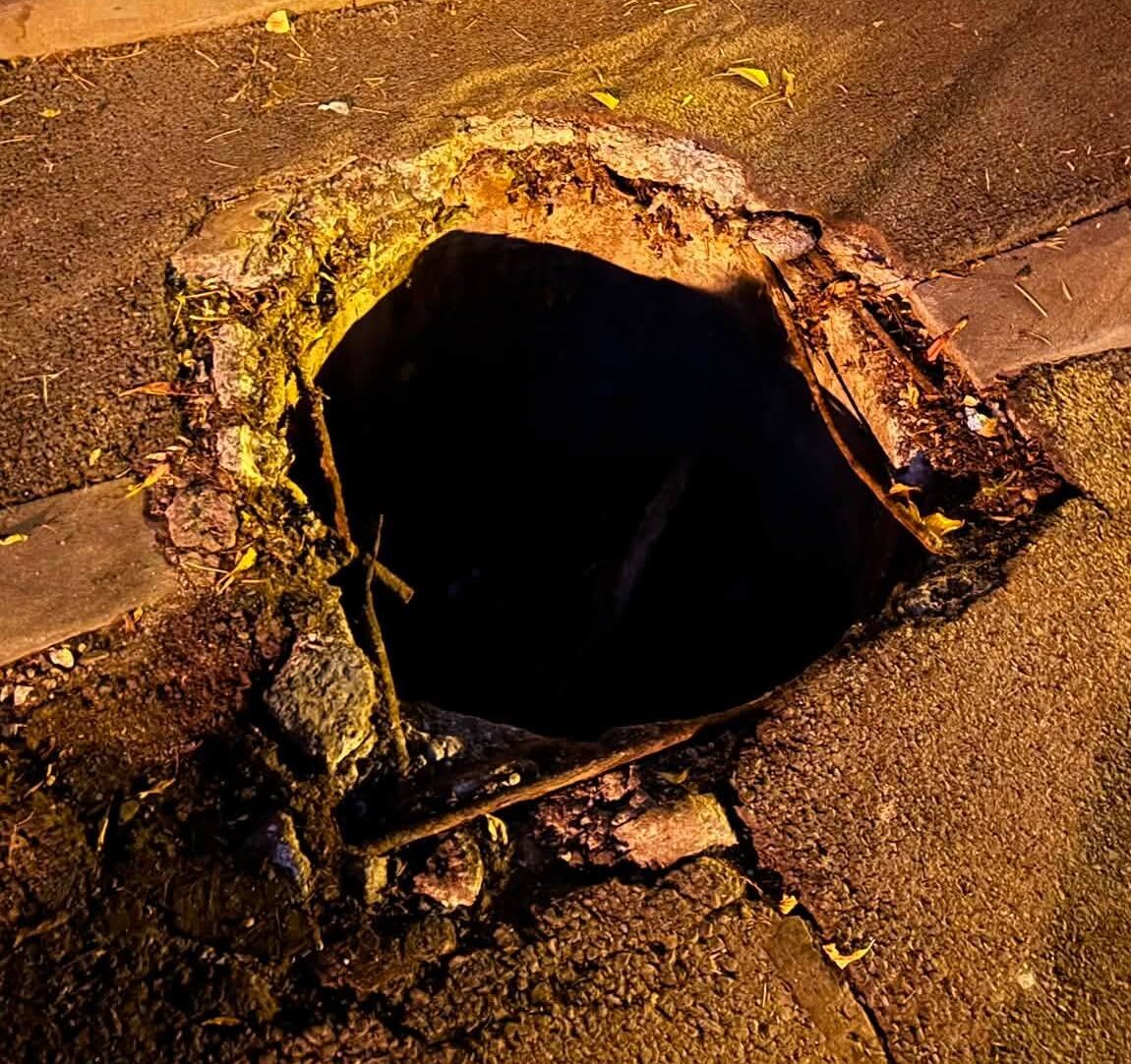 Groapă adâncă pe strada Dunăvăț din Sectorul 5, București Groapă adâncă pe strada Dunăvăț din Sectorul 5, București