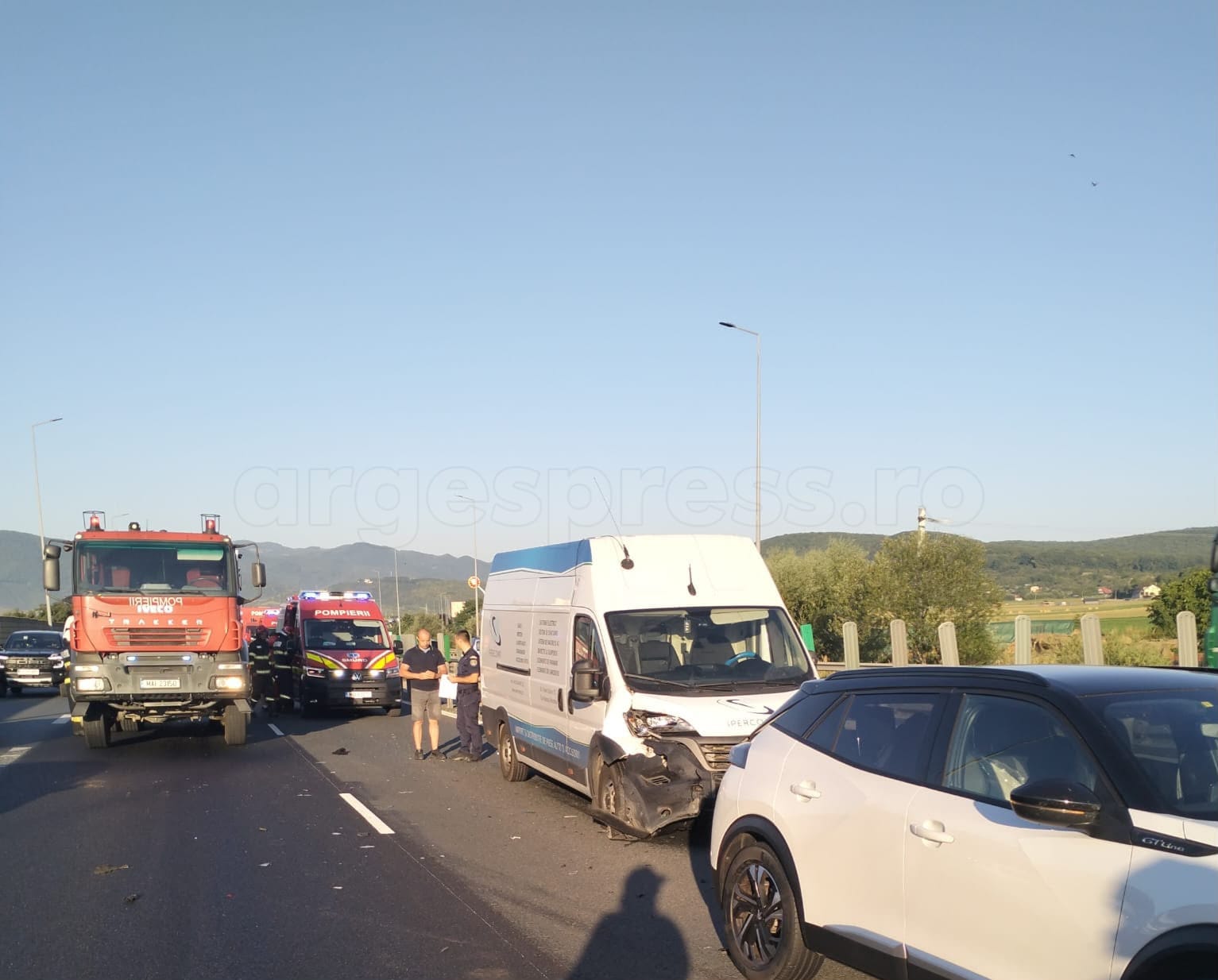 Echipaje ISU Sibiu intervenind la accident rutier pe A1 Echipaje ISU Sibiu intervenind la accident rutier pe A1