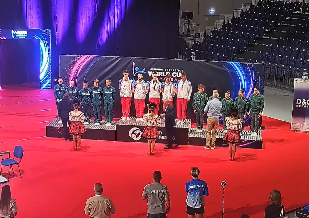 Sportivi români câștigând medalii de aur la gimnastică aerobică Sportivi români câștigând medalii de aur la gimnastică aerobică