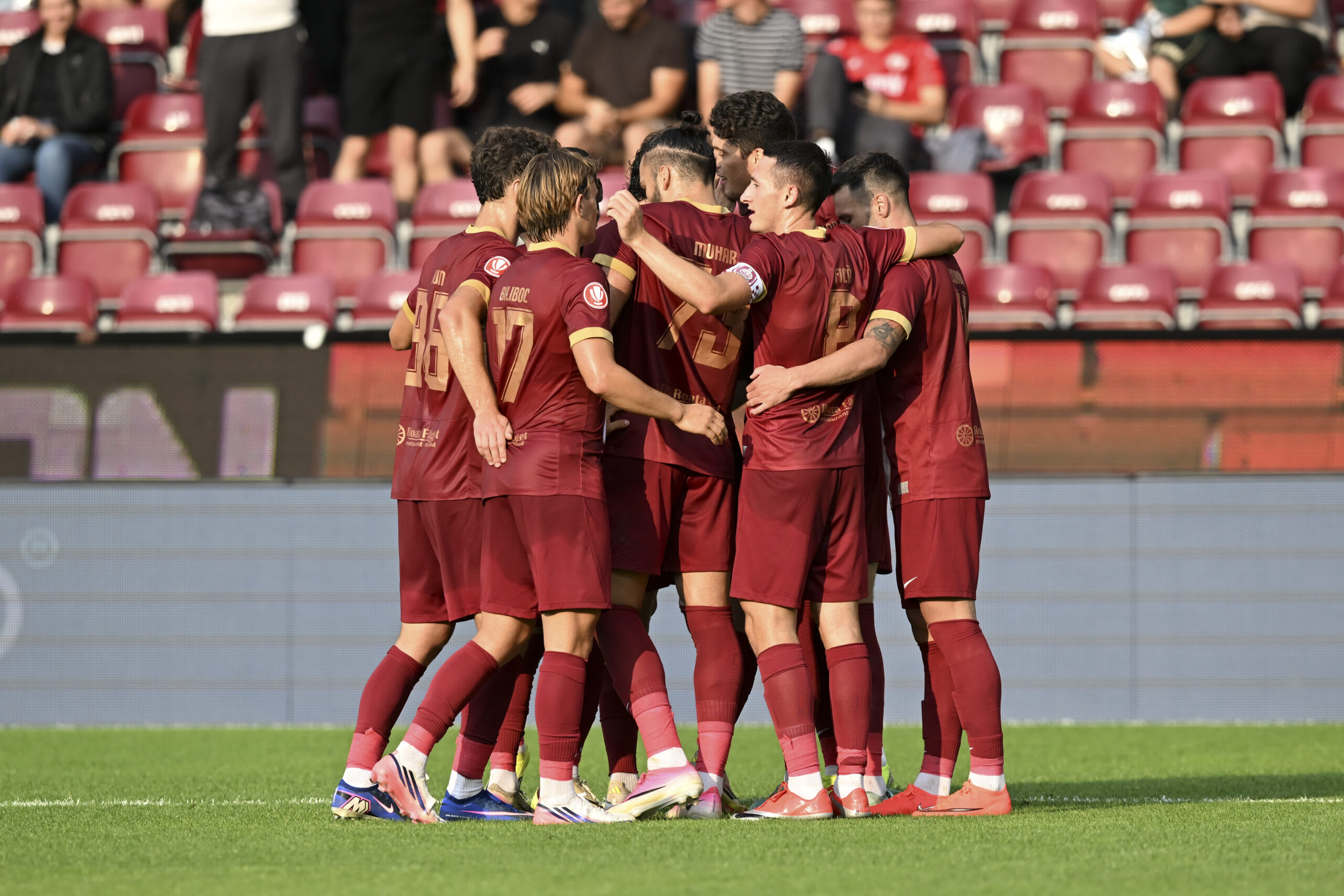 Echipa CFR Cluj în timpul tragerei la sorți UEFA Conference League Echipa CFR Cluj în timpul tragerei la sorți UEFA Conference League