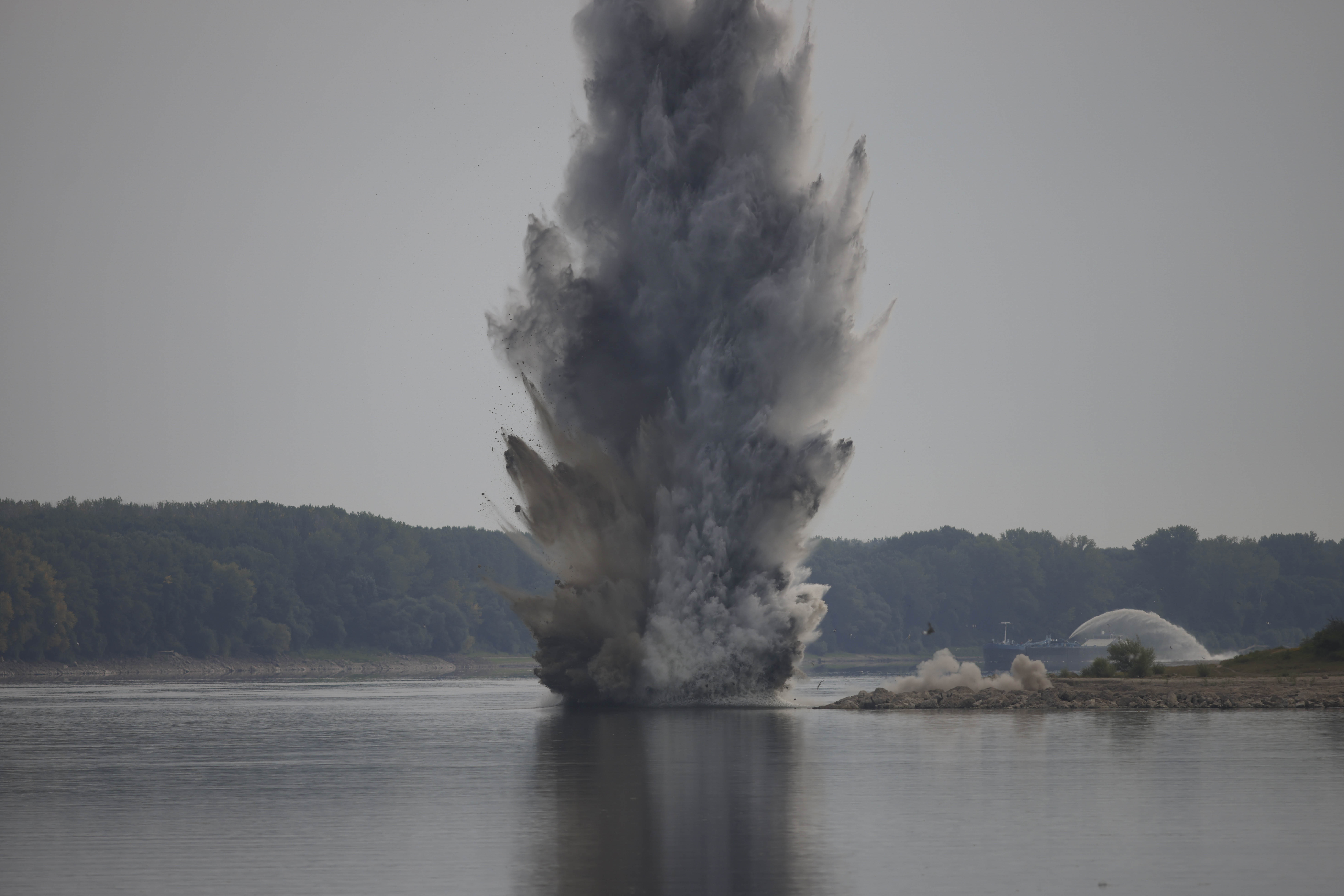 Militari detonând stânca Pârjoaia pe Dunăre pentru alimentarea centralei nucleare