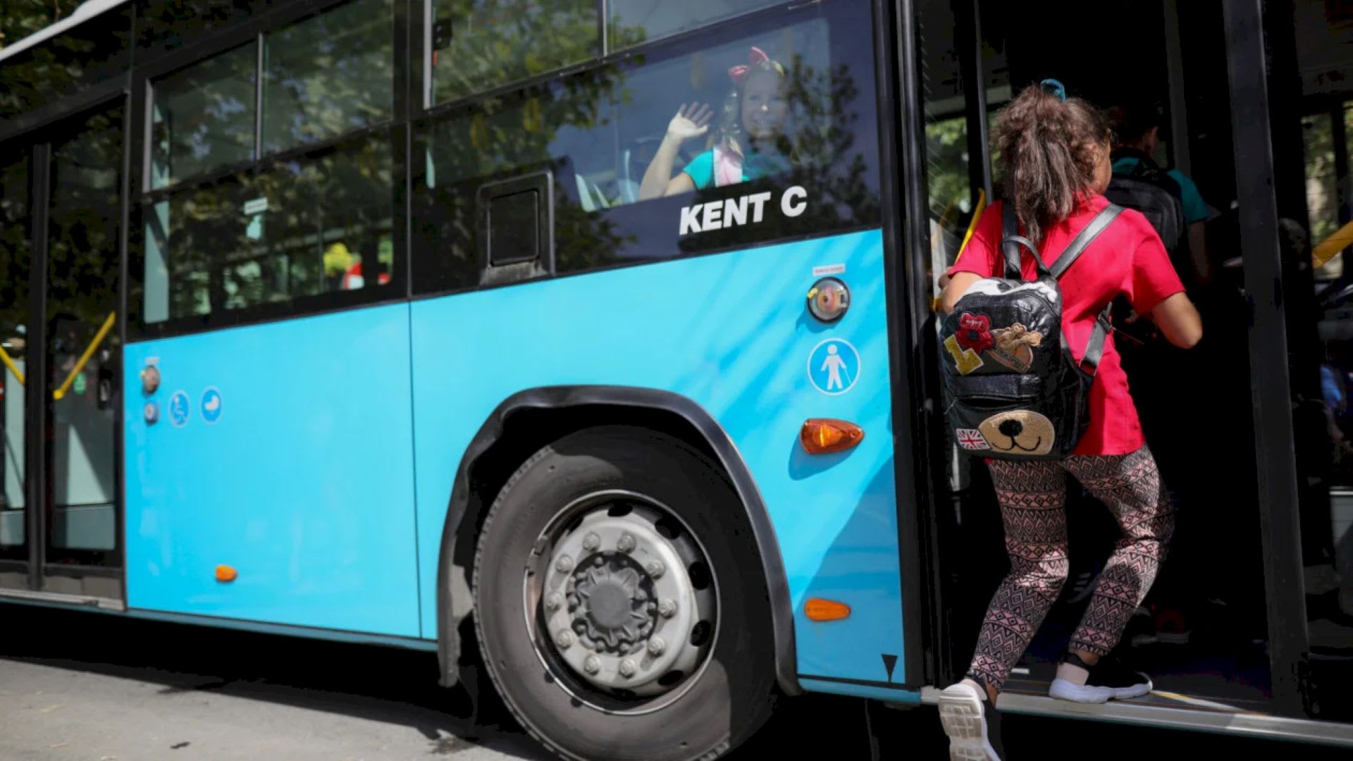 Autobuz STB circulând deviat pe strada munții carpați în Sectorul 5 Autobuz STB circulând deviat pe strada munții carpați în Sectorul 5