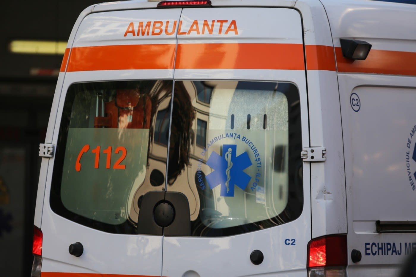 Tinerii conducând ATV pe teren accidentat în pădurea din Gorj Tinerii conducând ATV pe teren accidentat în pădurea din Gorj