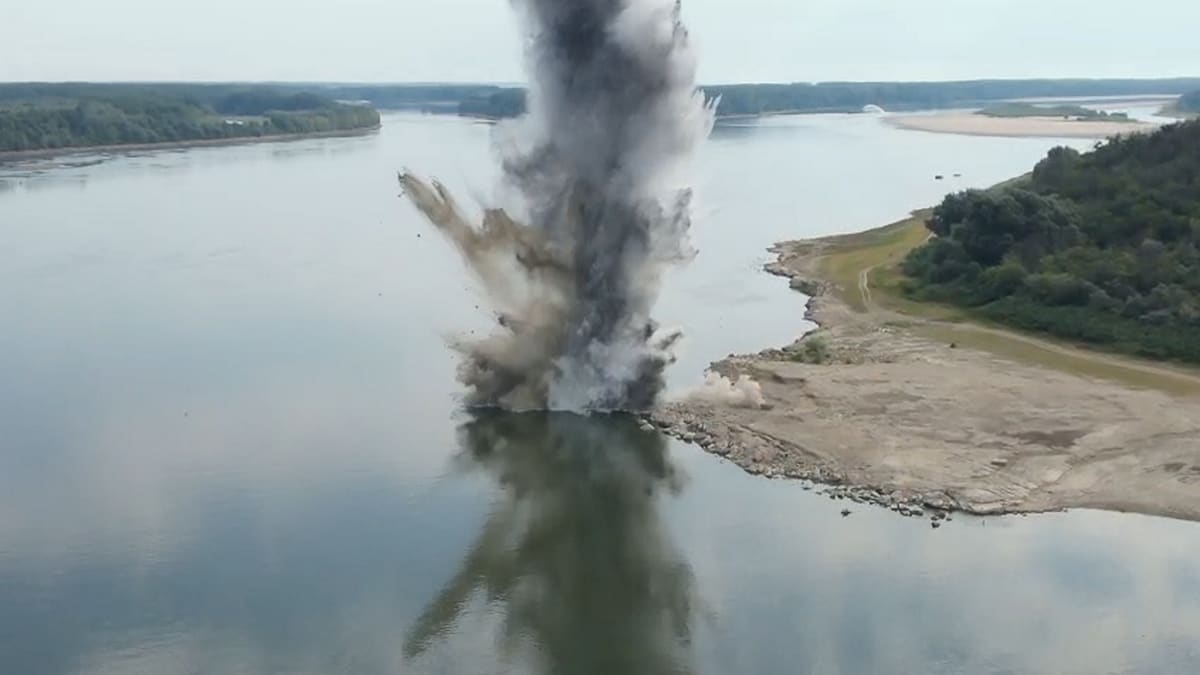 Armata finalizează detonarea controlată pe Dunăre pentru asigurarea alimentării centralei de la Cernavodă
