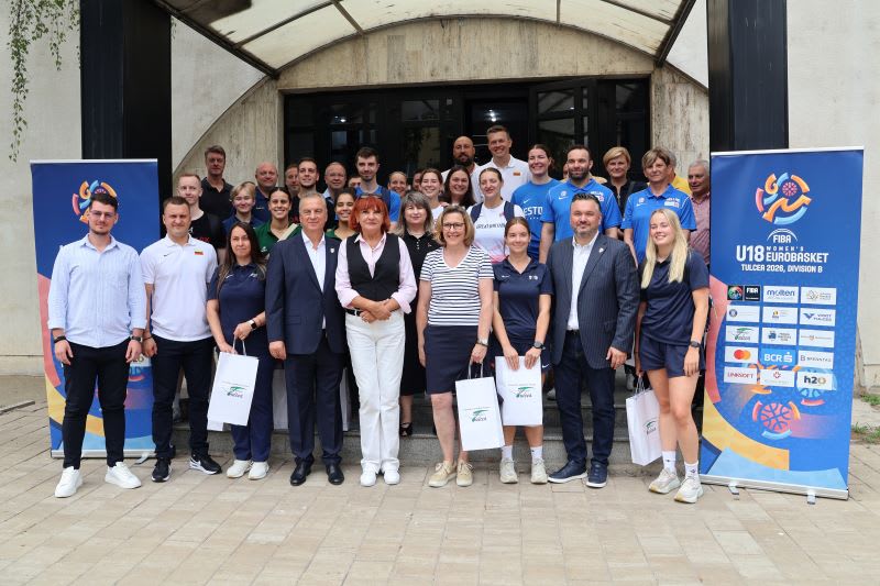 Reprezentanți ai autorităților din Tulcea întâmpinând delegațiile la Sala Polivalentă