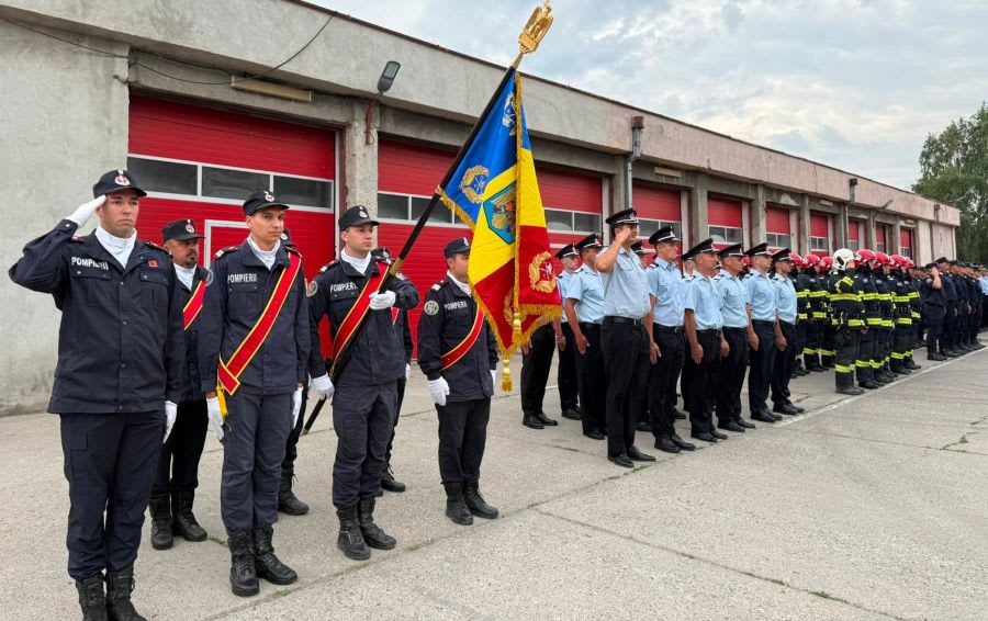 Cadre ale ISU Constanța în uniformă, în timpul ceremoniei de avansare în grad