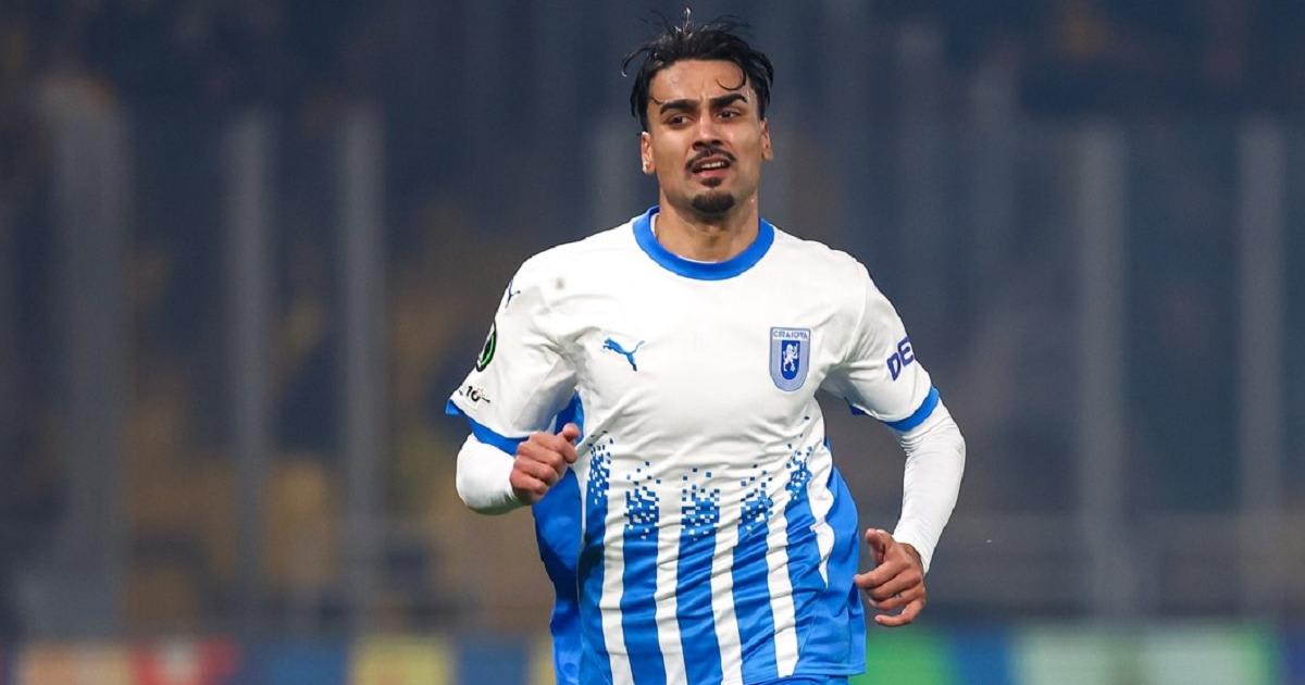 Fotografie cu echipa Universitatea Craiova în stadion, pregătindu-se pentru meci Fotografie cu echipa Universitatea Craiova în stadion, pregătindu-se pentru meci