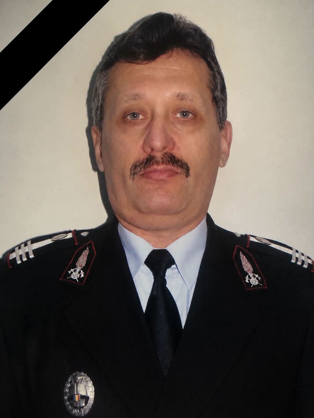Imagine cu sicriul și personalul ISU Gorj în timpul ceremoniei funerare Imagine cu sicriul și personalul ISU Gorj în timpul ceremoniei funerare