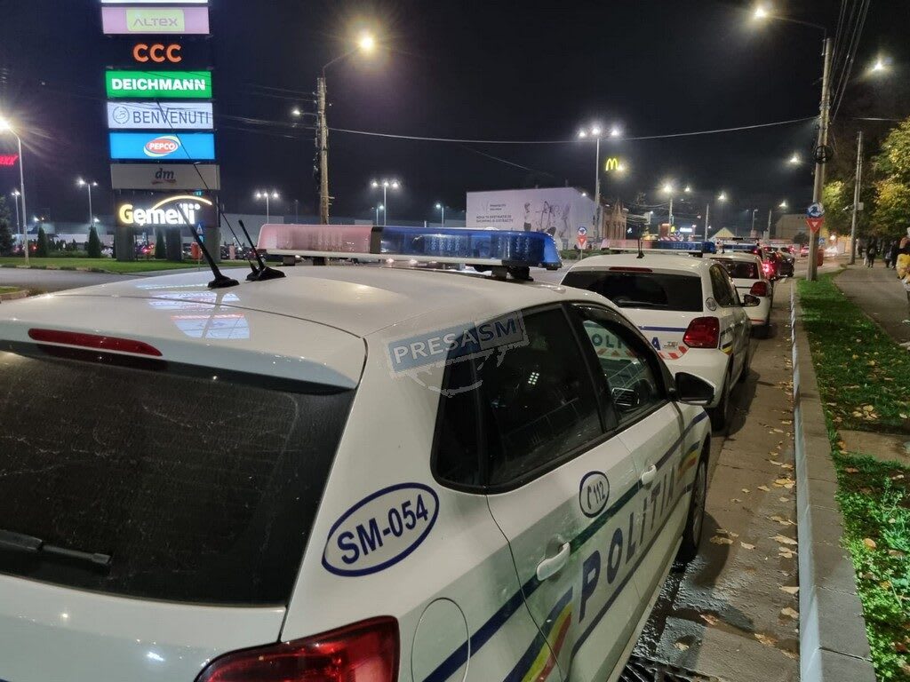 Polițiști sătmăreni verificând un șofer băut Polițiști sătmăreni verificând un șofer băut