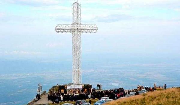 Crucea de pe Muntele Mic iluminată noaptea, Caraș-Severin Crucea de pe Muntele Mic iluminată noaptea, Caraș-Severin