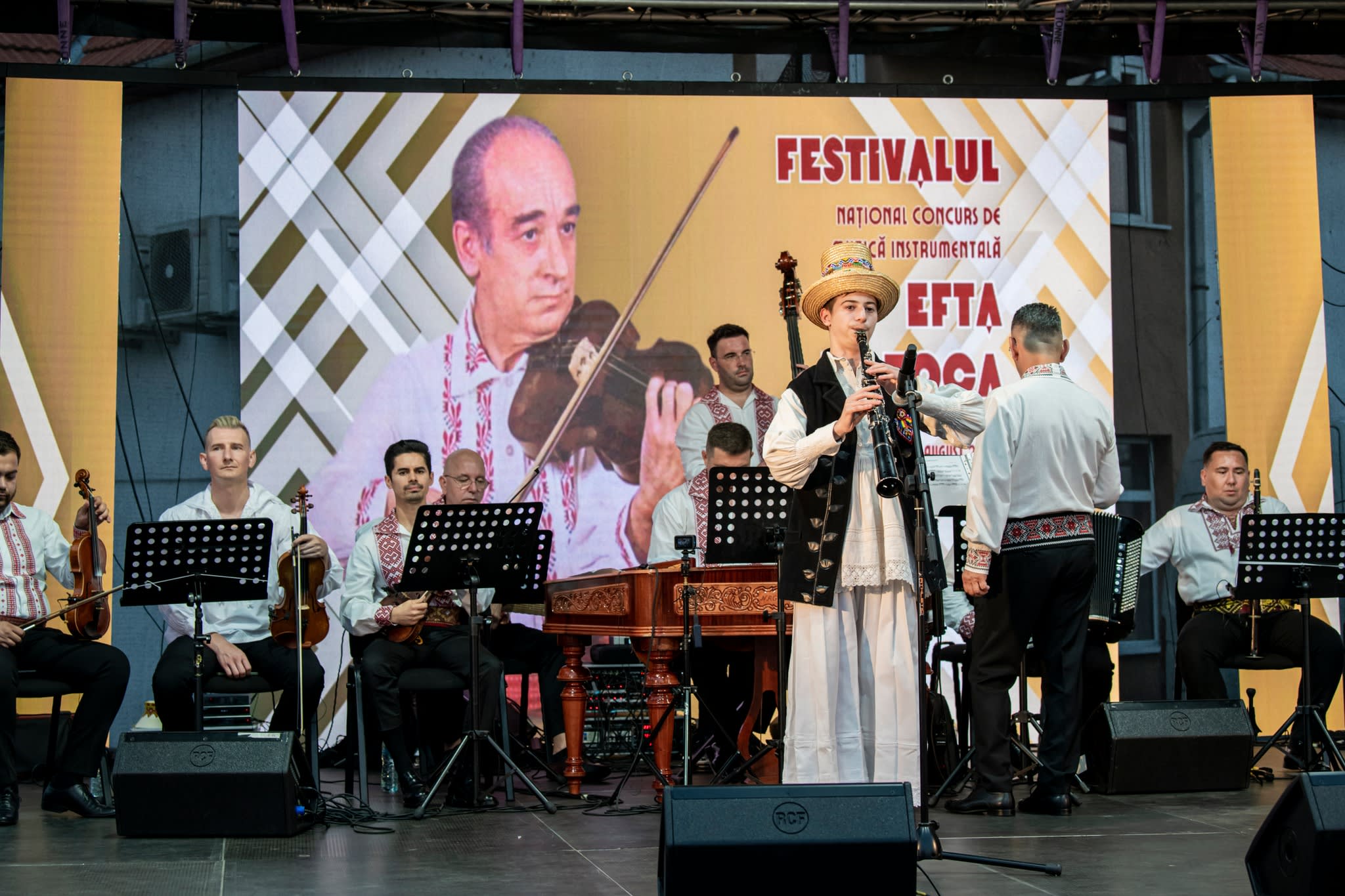 Tineri instrumentiști cântând la festivalul Efta Botoca