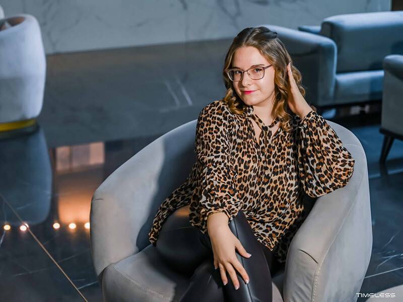 Alexandra Kreiter în halat de medic, zâmbind, într-un spital Alexandra Kreiter în halat de medic, zâmbind, într-un spital